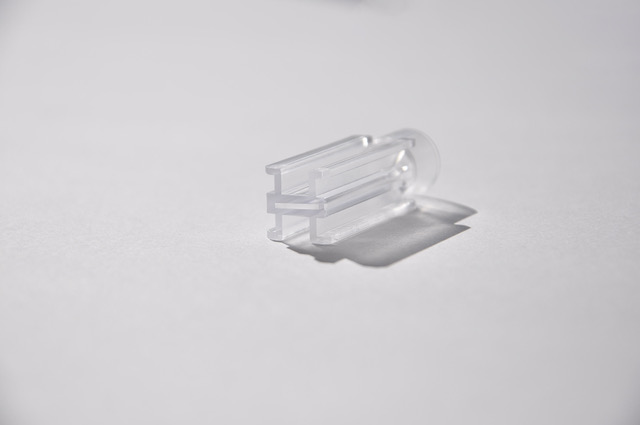 Die SWK Innovation produziert die kleinste Kunststoff-Küvette der Welt mit höchsten Transmissionswerten