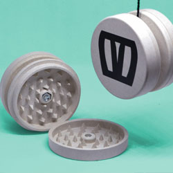 Drip Drop Solutions stands for eco-friendly leisure products with a twist. The company was founded in 2020 by three friends in Berlin. SWK Innovation now processes the novel Yo-Yo Grinder for these three very creative and ecologically engaged founders